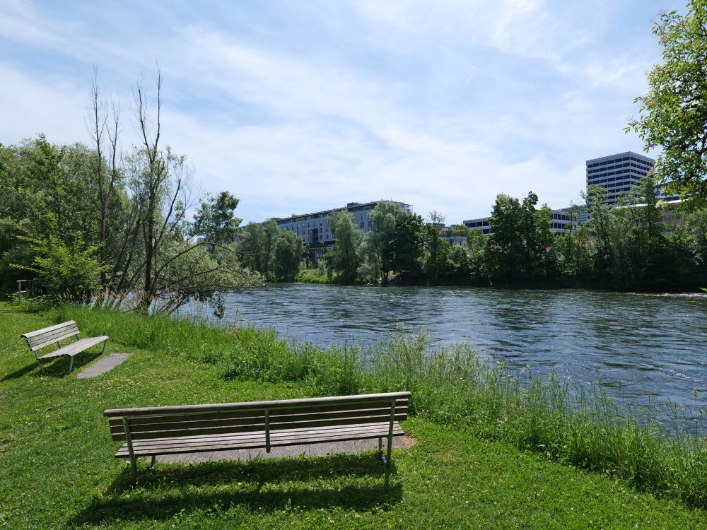 Sitzbänke an der Limmat
