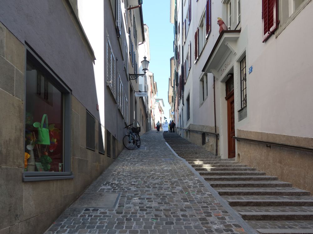 steile Gasse mit Treppe