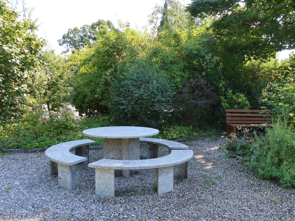 Sitzgruppe im Homöopathie Garten